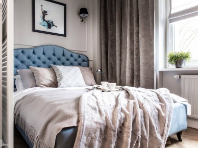 Niebieskie pikowane łóżko w aranżacji małej sypialni (52422)