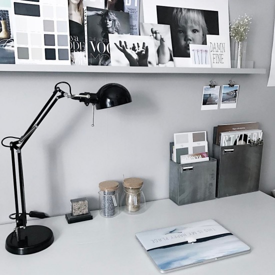 Szary domowy gabinet z białym biurkiem i czarną lampką