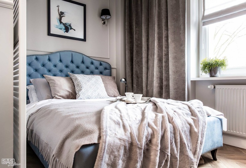 Niebieskie pikowane łóżko w aranżacji małej sypialni