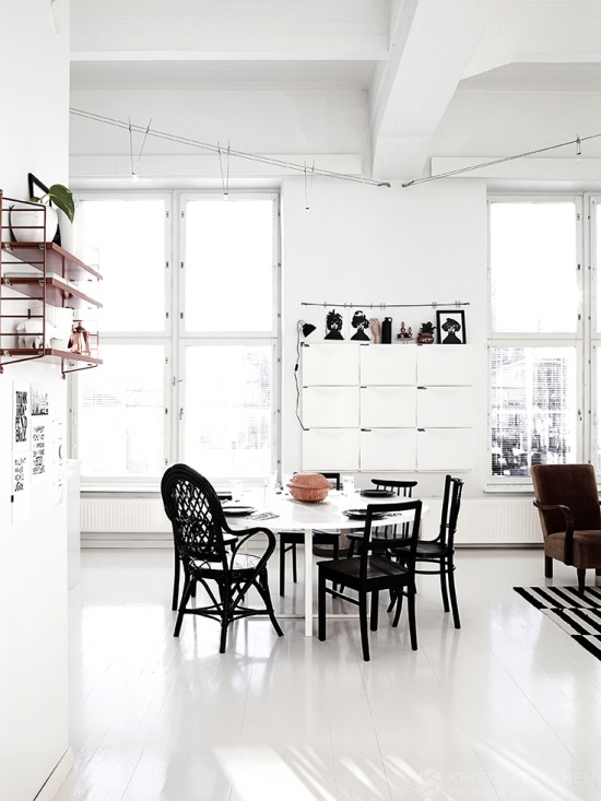 Biało-czarna jadalnia skandynawska w otwartej przestrzeni mieszkania