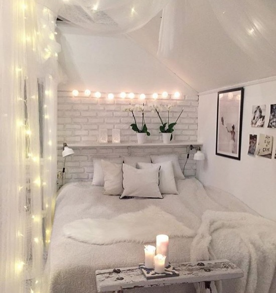 Białe cegły i dekoracje świetlne w sypialni