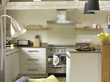 Bielone belki,biało-stalowa kuchnia i czarne lampy w otwartej zabudowie kuchni (23529)