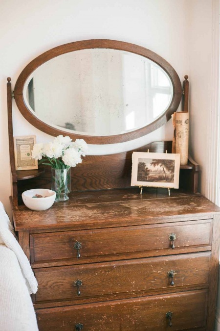 Drewniana komoda w stylu vintage w sypialni