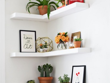 Bardzo fajny pomysł na mały pokój, półki w narozniku optymalnie wykorzystują mały metraż i stanowią ładną dekorację...