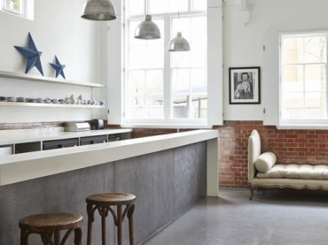rewelacyjna kuchnia w zmiksowanym stylu - industrialna, ale ze stylowa sofą, biała - ale ze ścianą z czerwonej cegły,...
