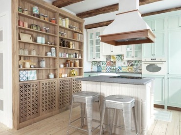 Drewniane belki,zabudowa z półkami i industrialne taborety w aranżacji niebieskiej kuchni z wyspą (22802)
