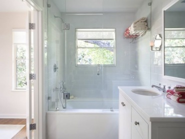 Łazienka jest bardzo schludna i elegancka. Małe okno zapewnia dostęp do naturalnego światła, a pastelowe kolory ładnie...
