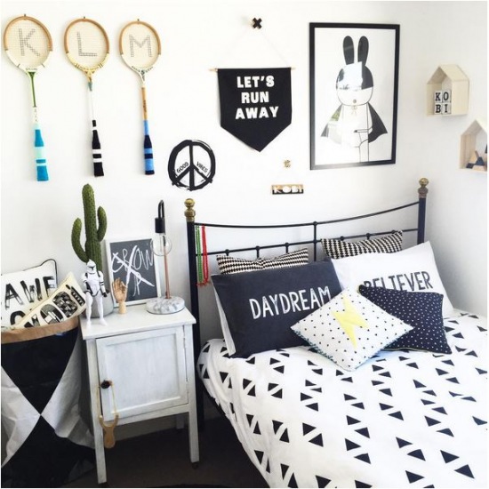 Czarno – biały pokój z metalowym łóżkiem