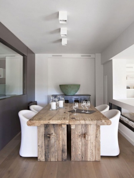 Szare ściany,brązowe meble,jadalnia,białe fotele,drewniany stół