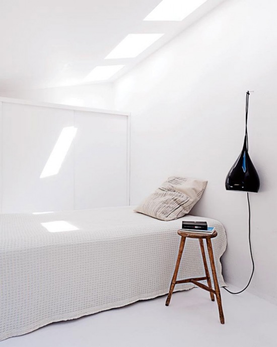 Minimalistyczny wystrój białej sypialni