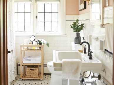 Before & after łazienki, czyli pomysł na eleganckie wnętrze w pastelowej aranżacji ze złotymi dodatkami