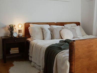 Piękne drewniane łóżko w aranżacji sypialni (54634)