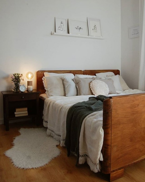Piękne drewniane łóżko w aranżacji sypialni