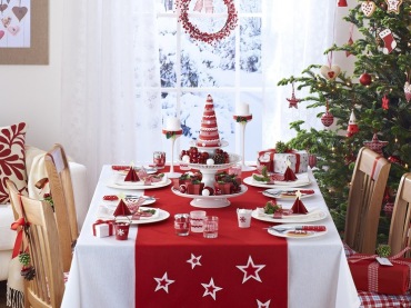 Świąteczna aranżacja jadalni, którą świetnie podkreśla kojarzący się z zimową aurą czerwony kolor dodatków. Stół...