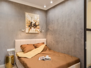 Aranżacja małej sypialni idealnie wpisuje się w mieszkanie w lofcie. Szara ściana, która przypomina beton, podkreśla charakter wnętrza. Nowoczesne oświetlenie dodaje z kolei nieco eklektycznego...