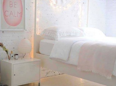 Industrialnie i romantycznie w sypialni z metalowymi meblami i biała cegłą (25195)