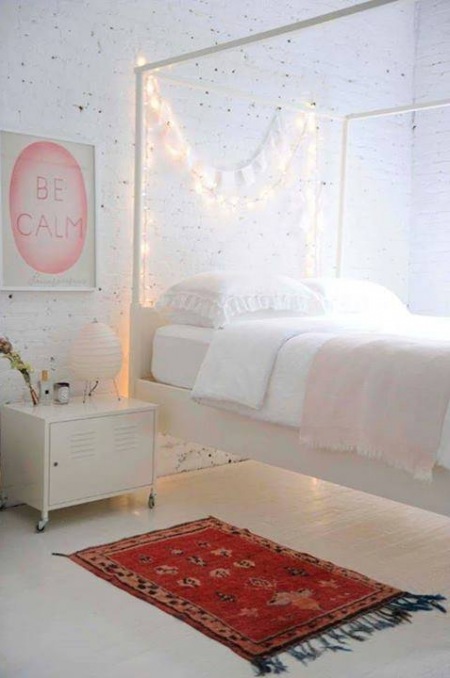 Industrialnie i romantycznie w sypialni z metalowymi meblami i biała cegłą