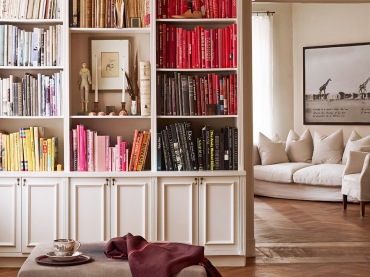 bardzo ciekawe mieszkanie pełne książek i kolorów.Są tutaj białe ściany, jak i kolorowe.Dominują książki, które...