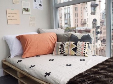 W niewielkiej sypialni najbardziej charakterystycznym elementem wyposażenia jest łóżko wykonane z palet. Ten oryginalny...