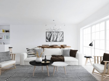 Biały skandynawski salon z drewnianymi fotelami,białą sofą,poduszkami i dywanem w czarno-białe paski (24850)