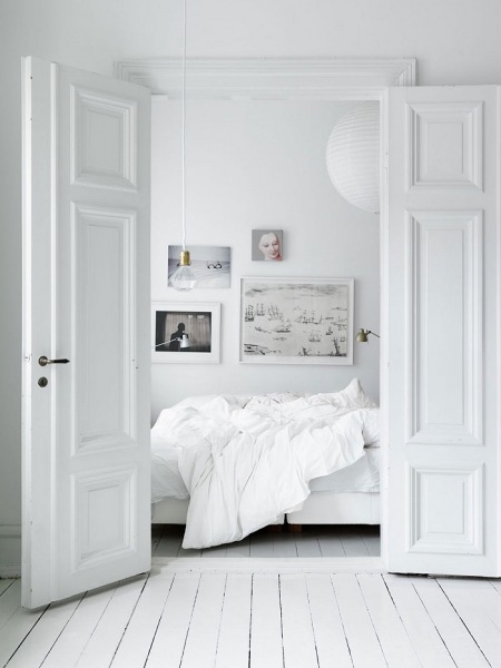 Dwuskrzydłowe drzwi w aranżacji białej sypialni