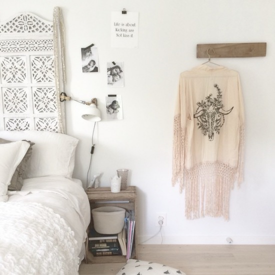 Biała sypialnia z drewnianymi i pastelowymi dodatkami