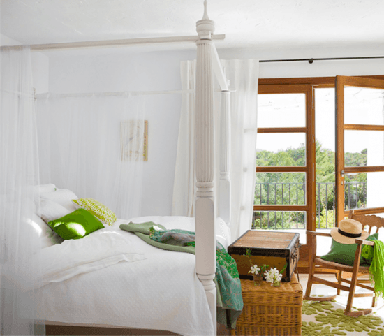 Rustykalna biała sypialnia w  śródziemnomorskim klimacie