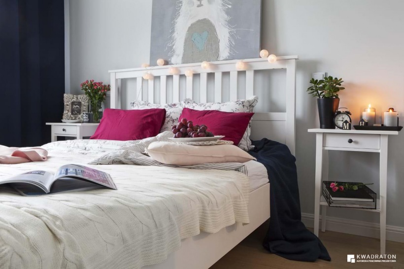 Romantyczne dekoracje w biało-szarej sypialni