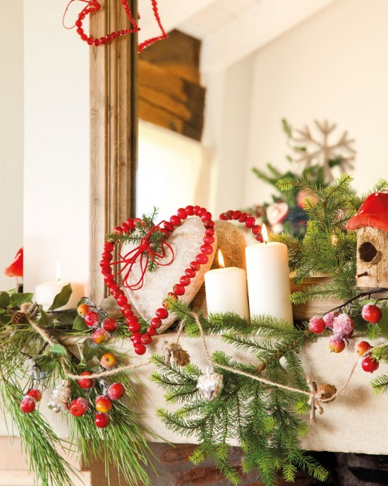 Czerwone jagody, jemioła i gałązki choinki w bożonarodzeniowych dekoracjach