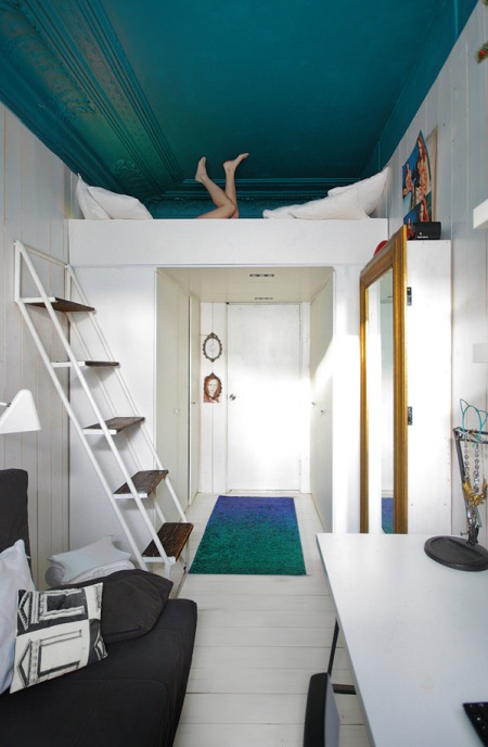 Mały pokój z antresolą i ze szmaragdowym sufitem w pomysłowej i pieknej aranżacji