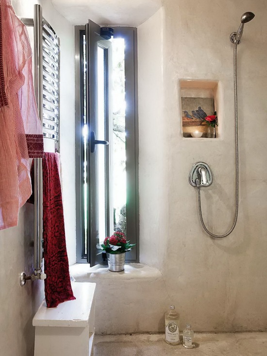 Sródziemnomorska prosta  łazienka w małym domku