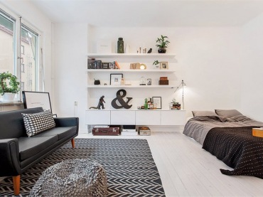 kolejny pomysł na proste urządzenie  małego mieszkania o powierzchni 37 m2 - białe wnętrze z czarnymi meblami i dekoracjami, modne żarówki na kablu,nowoczesny stół z krzesłami w kuchni, proste półki w pokoju - jest to, co niezbędne i możliwe na malej powierzchni - proste, czarno-białe, standardowe, ale może Was zainspiruje ...