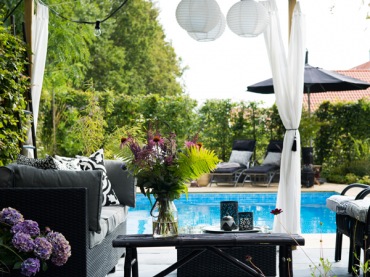 idealne miejsce na orzeźwiający relaks w gorące letnie popołudnie - zadaszony taras z basenem