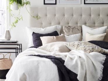 Łóżko z pikowanym wezgłowiem wpływa na charakter całej sypialni. Dodaje jej przytulności i elegancji. Na ścianie...