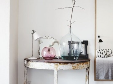 Dekoracja bialej postarzanej konsolki z lustrem i szklanymi wazonami (21070)