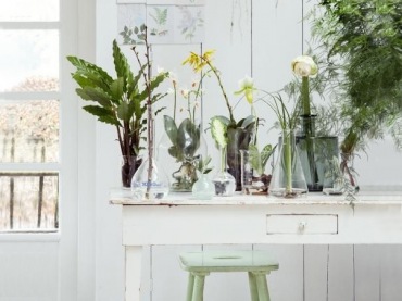 W białym salonie znajduje się sporo kwiatów, które tworzą jego charakter. Rośliny w wazonach i dobrane do wnętrza...