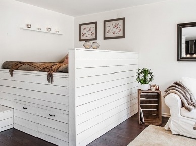 Pomysł na zabudowę sypialni w salonie z rustykalnymi detalami w skandynawskim stylu (22630)