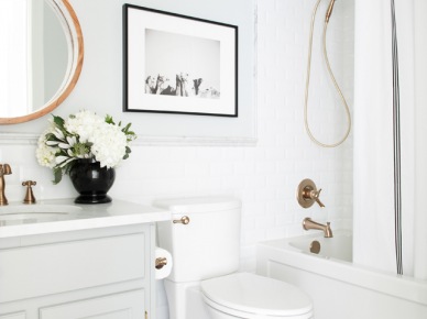 Before & after łazienki białej łazienki ze złotymi dodatkami i wzorzystą podłogą