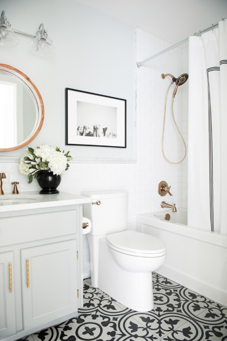 Before & after łazienki białej łazienki ze złotymi dodatkami i wzorzystą podłogą (53872)