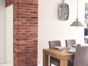 Czerwone cegły ożywiają stonowaną aranżację jadalni w stylu skandynawskim. Prosty drewniany stół i wygodne krzesła tworzą zachęcającą do biesiadowania strefę. Wnętrze zaaranżowano z dbałością o detale, przy tym zachowując czystość i świeżość typowe dla północnych inspiracji...