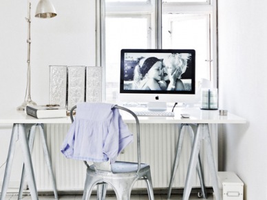 Białe skandynawskie biurko na kozłach z krzesłem metalowym Tolix (24026)