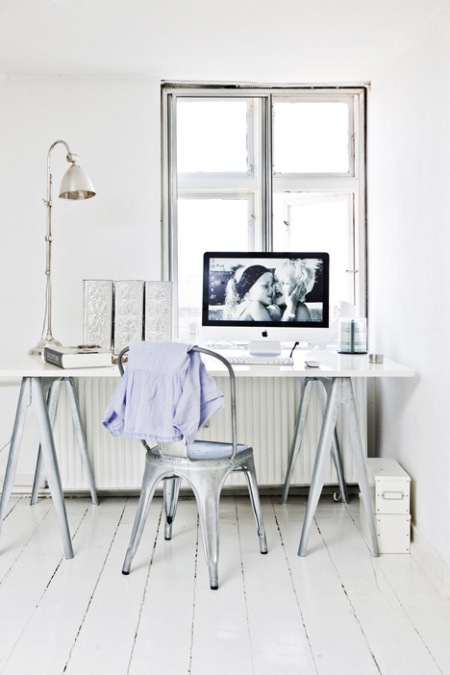 Białe skandynawskie biurko na kozłach z krzesłem metalowym Tolix