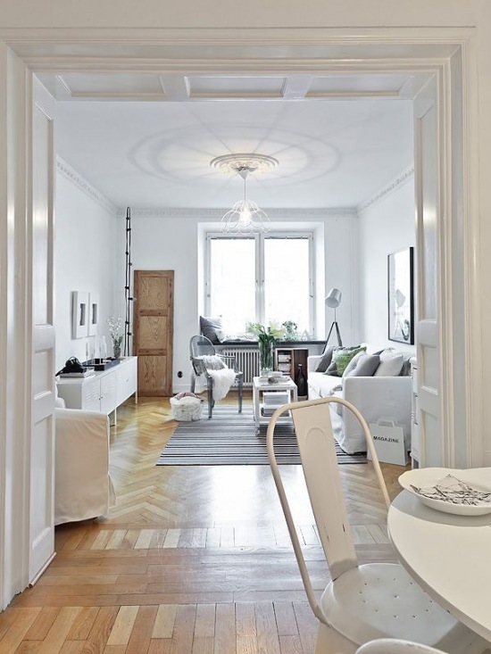 Romantyczny biały salon w skandynawskim stylu