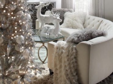 W salonie postawiono na jasną i chłodną paletę barw. Choinka rozświetlona sznurem lampek oraz dodatki w typowo świątecznym stylu urozmaicają zimowy...