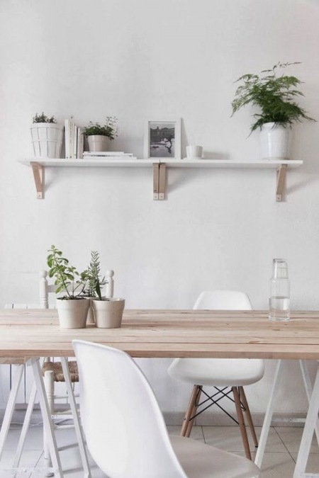 Minimalistyczna jadalnia skandynawska ze stołem z drewna i białymi krzesłami vitra