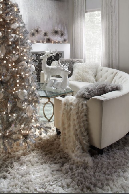 Świąteczna aranżacja salonu w bieli i srebrnym kolorze