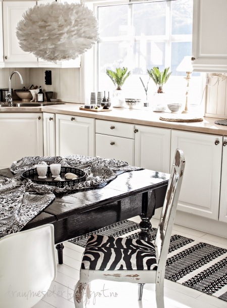 Pomysł na kuchnię w biało-czarnej dekoracji w stylu skandynawskim