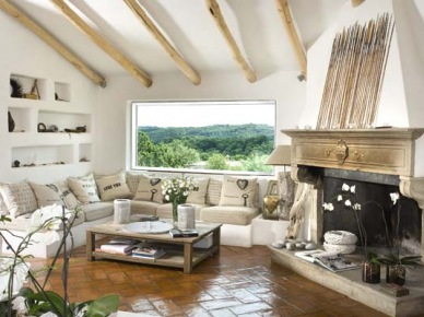 Piękny tradycyjny salon z murowanym kominkiem z drewnianymi dekoracjami (22192)