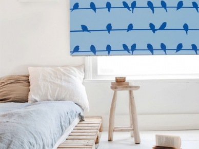 Łóżko z palety,białe ściany,i niebieska roleta z ptakami (24280)