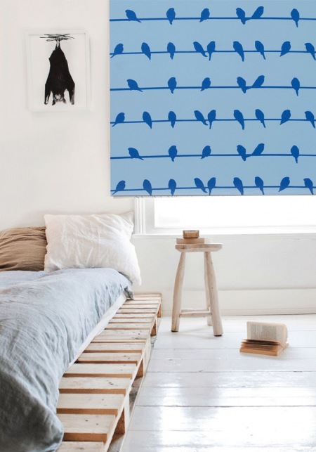 Łóżko z palety,białe ściany,i niebieska roleta z ptakami